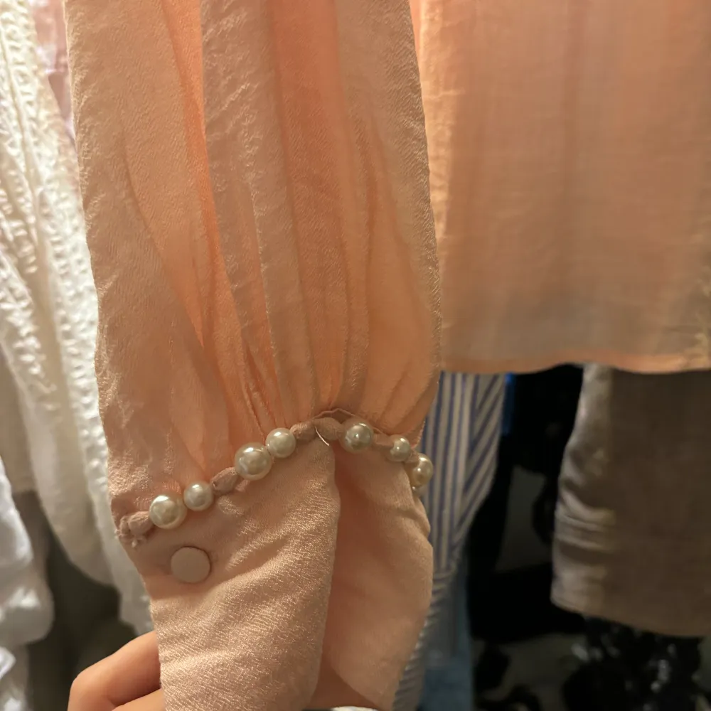 Blus från Zara. Använd 1 gång. Storlek S. Säljer för 150kr. Blusar.