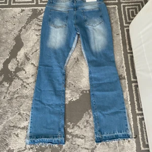 Flaire jeans - Säljer mina byxor har tästat en gång har aldrig gått ut med dom fick dom för två veckor sen men vill inte ha längre storlek 45 i midja frakt betalar man själv 