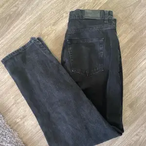 Säljer nu dessa jeans från Gina Tricot i modellen 90s high waist jeans i storlek 38, knappt använda 💕