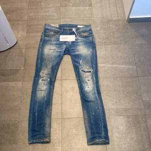 Dondup Jeans - Ett par fina dondup jeans i storlek 30. Dem är i bra skick och inga ytliga skador. Dem är i en fin sommar ljusblå färg med feta slit detaljer 
