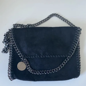 Stella Mccartney liknade väska💕 - Säljer denna då den inte kommer till änvändning❤️ Knappt använd så i jättebra skick!