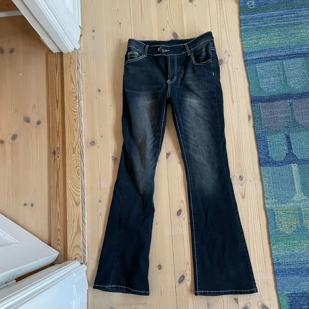 Ett par mörkblåa lågmidjade jeans med vita sömmar. Midjemått 74 + stretch och passar mig som har ungefär 80-82 i midjemått. Skriv gärna till mig först eftersom jag även säljer på Vinted 💞. Jeans & Byxor.