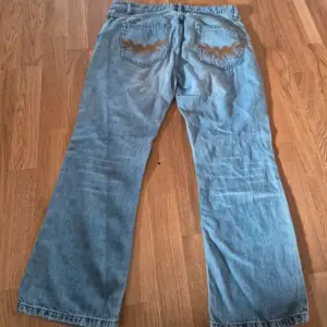 Ett par low waist vintage jeans från hm. Totala längden är 83 cm. Fint skick!