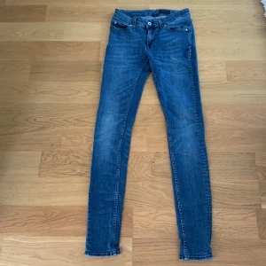 Tiger of Sweden Jeans - Hej! Nu säljer jag ett par galet snygga Tiger of Sweden jeans. De är i mycket bra skick och nästan aldrig använda. De är ganska små i storleken. Hör gärna av er vid frågor och funderingar.