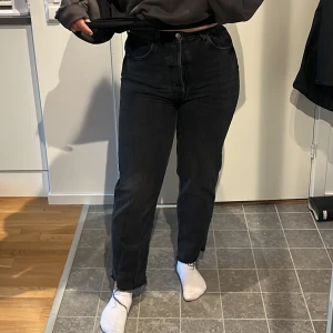 Jeans zara - Urtvättade svart färg. Raka men lite croppade och lite slits längst ner.