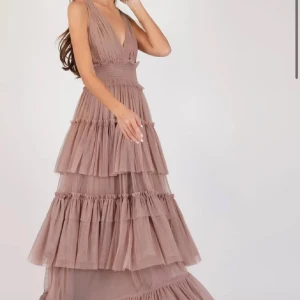balklänning  - finaste balklänningen ifrån Lace & Beads. Oandvänd med prislappar kvar! Säljer pågrund av att jag inte gillade den på mig. Jätte fin Dammrosa färg. Ordinarie pris 1500kr 