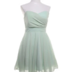 Klänning  - Säljer denna jättefina klänning som tyvärr är för kort på mig😊