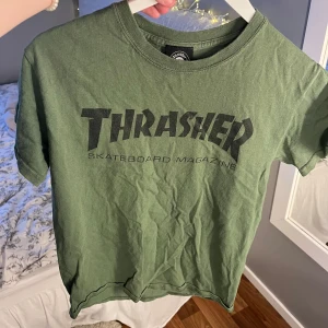 Thrasher t-shirt - En grön thrasher t-shirt , använd kanske 3 ggr, så jättefint skick som ny💕