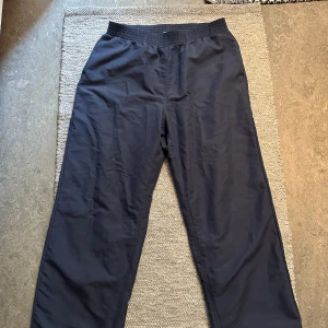 Our legacy byxor - Ett par sköna ourlegacy byxor. Sköna och luftiga perfekt till sommaren! Passar midja st 30-32 och cirka 32 i längd. Hör av er vid frågor