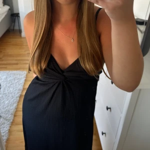 Långklänning - Långklänning från Hm! Nyskick med prislapp kvar! 🤍 liknar en av adoores nya klänningar! hör av er om ni har frågor! 