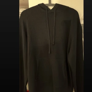 Kashmir hoodie  - Jag köpte dethär hoodie inte så länge sen, tyckte att det passar me allt 