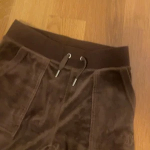 bruna juicy byxor - säljer mina bruna juicy byxor i xxs (tror de skulle passa någon som är ca 155💗 de är för långa för mig som är 148.5💗 köpta för 1100kr men säljer för 600kr men 500kr vid snabbt köp💗använda fåtal gånger