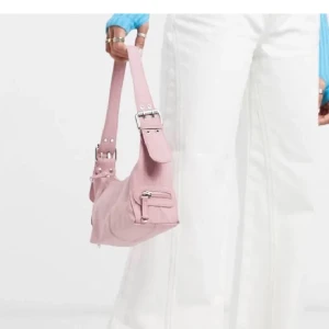 Axelremsväska  - Liten rosa väska från asos som jag säljer då den inte kommer till användning längre 🌸 