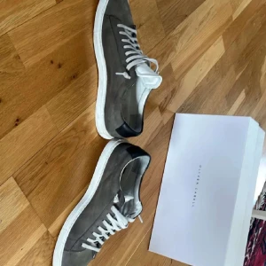 Oliver cabell - 41 42 använda några gånger men är i väldigt bra skick säljer dom nu för att dom är för små om ni har några funderingar eller frågor så är de bara att skriva 