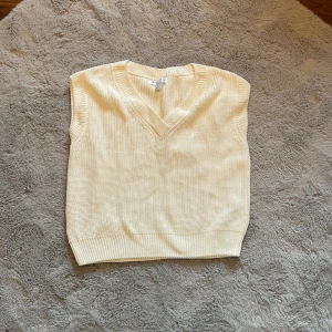 Stickad väst - Stickad väst med urringning nyskick🤍