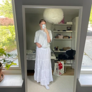 Vit linne kjol - Super söt linne kjol som köptes i smögen för 2 år sedan, använd 1 gång. One Size, skulle säga att den är S/M och passar mig som är 36 vanligtvis och 168cm lång.