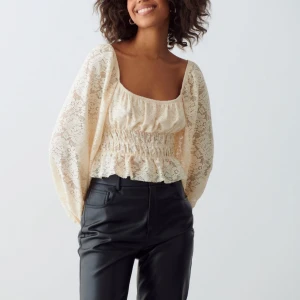 spets blus - Blus i spets från gina tricot. Helt ny med prislappen kvar, nypris var cirka 370kr 