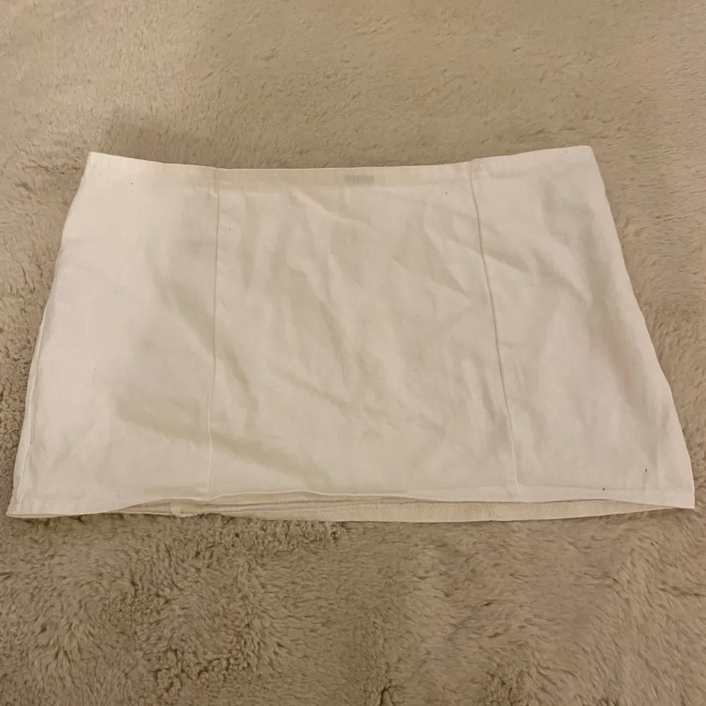 Vit mini skirt som är as snygg, passar till allt! Men tyvärr blivit för liten för mig 💕. Hameet.