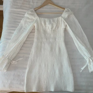 Vit Adoore klänning i storlek XS i modellen Boho - Säljer min vita Adoore Boho klänning i storlek XS. Klänningen är i fint skick och passar perfekt till sommaren ✨  Klänningen är i kort modell och passar någon som brukar ha 34 i storlek. För referens så är jag 165 cm. 