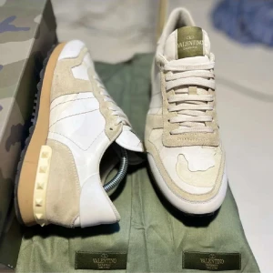 Valentino Rockrunners - Tjena! Säljer mina rockrunners pga det inte kommer till användning längre. Skickat är 9/10 typ helt sprillans nya. Allt Og medföljer