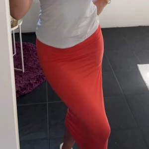 Kjol - Sommarkjol i härlig korall färg. Köparen står för frakt 😊🫶🏼