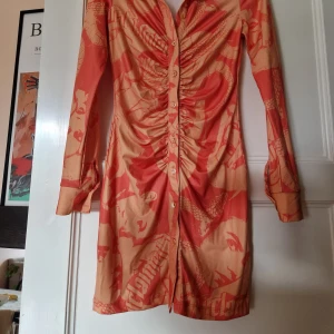 Reclaimed Vintage festklänning 💥 - Snygg stretchig festklänning från ASOS Reclaimed Vintage serie, sparsamt använd. Storlek S eller 38! 😊