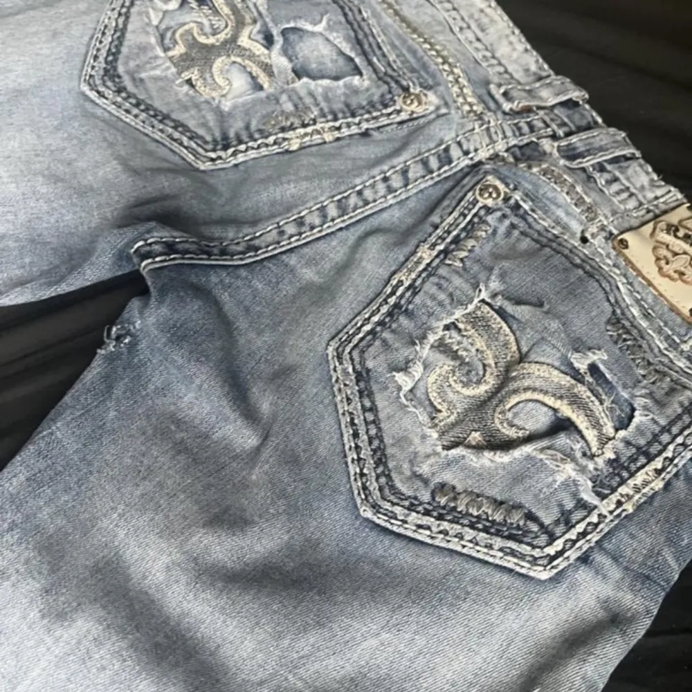 nypris 2000, måste sälja vidare då dem är köpta från benimdenim och dem tar inte emot returer, herr modell men passar båda . Jeans & Byxor.