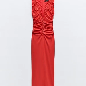 Zara klänning röd  - Säljer en klänning röd ifrån zara! Använd 1 gång köpte för någon vecka sen! Helt slutsåld på deras hemsida. Storlek S ❤️