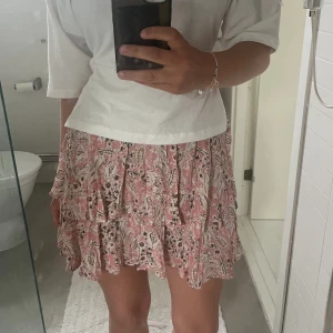 Kjol zara - Jättefin kjol från zara Storlek M men skulle säga den sitter som en S