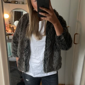 Pälsjacka - Pälsjacka med trekvartsarmar💓