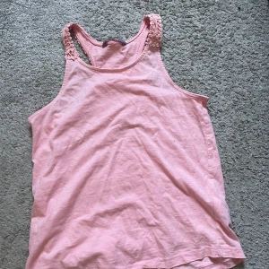 Ljusrosa linne från Lindex - Fint ljusrosa linne från Lindex kids, strl 146/152, fint men använt skick🤍