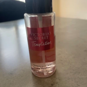 Victoria secret body mist - Body mist från Victoria secret i doften temptation, 75ml flaska men syns på sista bilden hur mycket som är använt. 