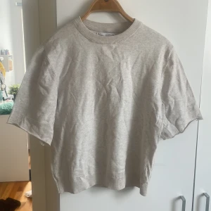 Jättesnygg kortärmad college tröja - Säljer den här jättefina kortärmade college tröjan från zara. Har klippt av armarna själv men det är bra klippt. Säljer pga att jag inte får någon användning av den. Strl 164 men passar som s skulle jag säga💕 priset kan diskuteras!!