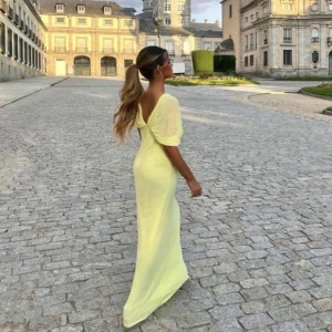 Viral ljusgul klänning - Super fin och elegant klänning som kommer tyvärr inte till användning. Lappen sitter kvar och den har aldrig blivit använd, endast testad. Man kan göra om framsida beroende på hur man vill använda det. Skriv gärna till om ni har frågor 🥰❤️