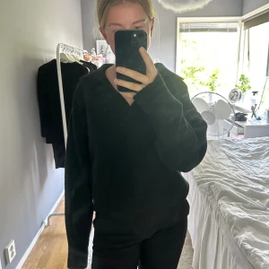 Stickad tröja - Stickad tröja fårn Monki i storlek s. Använt ett fåtal gånger så varan är i bra skick