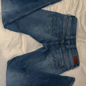 Pepe jeans - Säljer mina Pepe jeans i 27/32. Säljer de pga att de ej kommer till användning. Jeansen är i nyskick och har använt dem mycket varsamt. Jeansen har inga defekter eller slitningar. 1000 nypris 