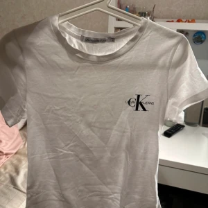 Vit Calvin Klein T-Shirt - •Använd enstaka gånger, som ny •Storlek S  •Slim fit passform 