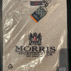 Morris T-shirt - En helt ny Morris T-shorts, perfekt för sommar och vår. Köpt i fel storlek och endast testad en gång. Kom gärna me förfor och funderingar!
