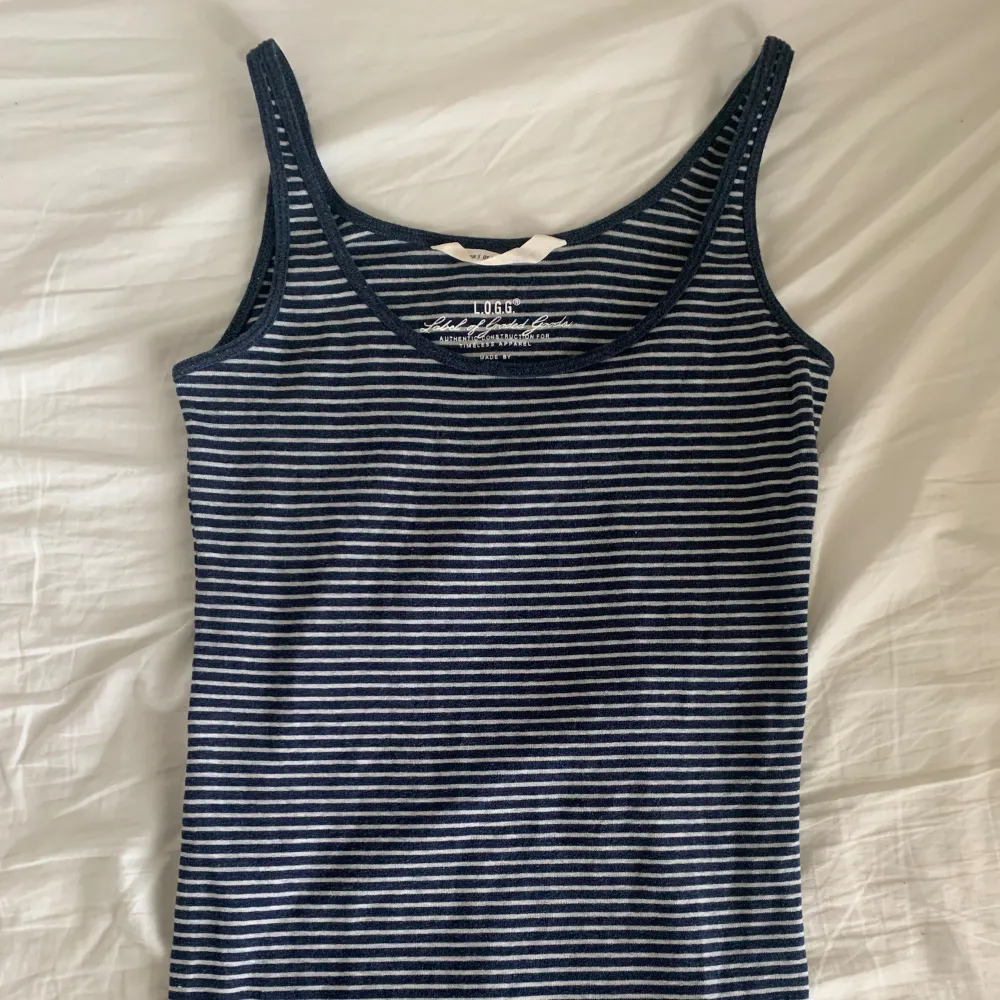 Skönt och fint linne från H&M! Bara använd ett fåtal gånger. Ett perfekt basic plagg att ha i garderoben. Ganska lång och normal i storleken. Färger: blå och grå. Toppar.
