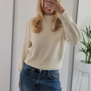 Mjuk vit tjocktröja - En vit tjocktröja, stickad i supermjukt  material. Väldigt fin halsringning och snyggt sydda axlar.  Hör av dig om du har frågor!