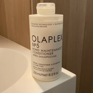 Olaplex conditioner 250 ml - Säljer en Olaplex conditioner som jag köpte för några månader sedan. Har använt lite av den som man kan se på andra bilden. Har tyvärr hittat en annan conditioner som passar mitt hår bättre och använder denna inget mer🙏🏼 