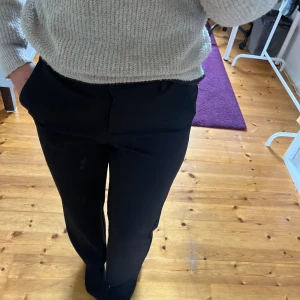 Kostymbyxor - Jättefina och sköna kostymbyxor från Vero Moda 🩷man kan ha släppt till, de är lågmidjade och i ett tunnare material. Säljer då de är för korta (jag är 165). De är i längd 30 ❤️pris diskuterbart 🩷