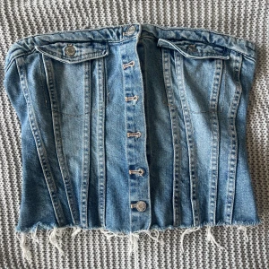 Zara jeans top  - Storlek 38 alldrig använd. Kom aldrig till använd där av säljer jag den. 