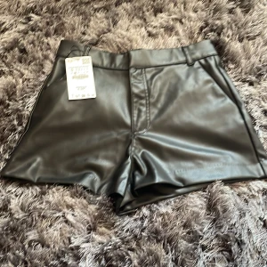Skinnshorts - Säljer dessa helt nya skinn shortsen från zara. Köpte för 25,95€ och har prislappen kvar! Dem e storlek S men är stora i storleken så ungefär M. Mitt pris e 200 men kan diskuteras!