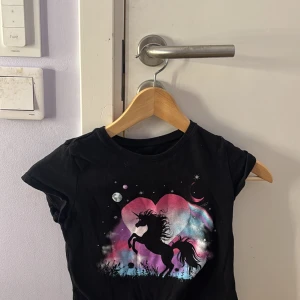 Svart Unicorn T-shirt - Denna t-shirten har en jättefin unicorn på. Är normal i storleken.