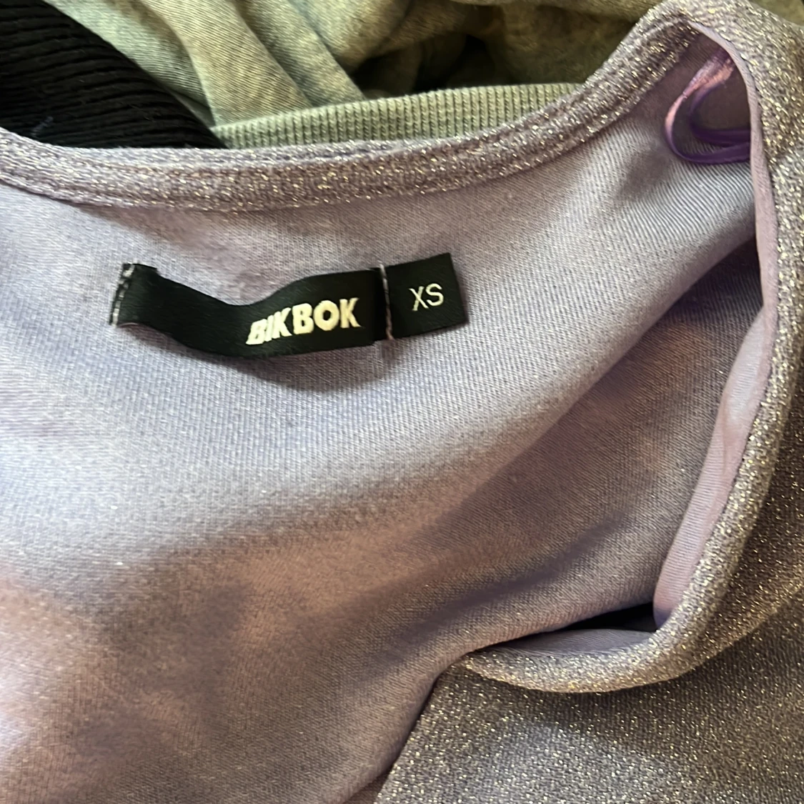 Glittrig tröja från bikbok - 91