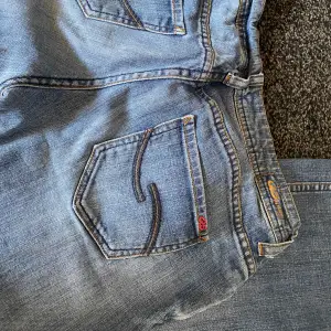jättesnygg lågmidjad jeans från QS   midjemått: 37cm innerbenslängd: 74cm