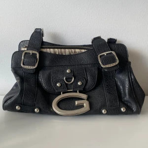 Väska Guess - Supercool väska från Guess🤩 Köpt secondhand men i fint skick😇 Mellanstor med massor med små fack i🌟