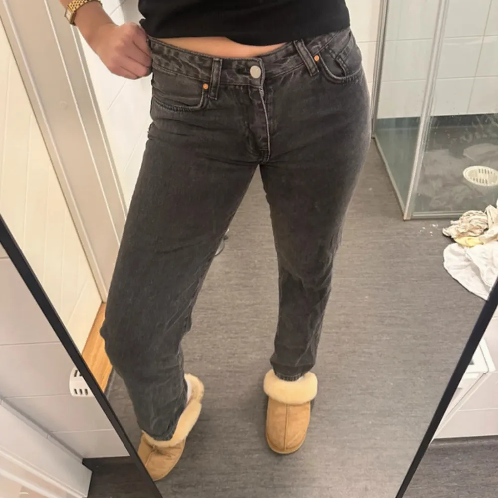 Säljer mina supersnygga jeans från bikbok. Storlek 28 (36). Modellen har medel/låg midja och raka långa ben. Använda fåtal gånger då jag inte använder jeans ofta. Bikboks snyggaste modell!. Jeans & Byxor.