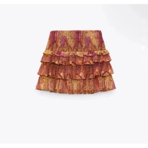 Zara volangkjol  - Säljer nu min populära zara kjol som inte säljs längre😍 Den har en liten slitning på insidan men det påverkar inte dragkedjan och syns inte heller på utsidan av kjolen (sista bilden) 